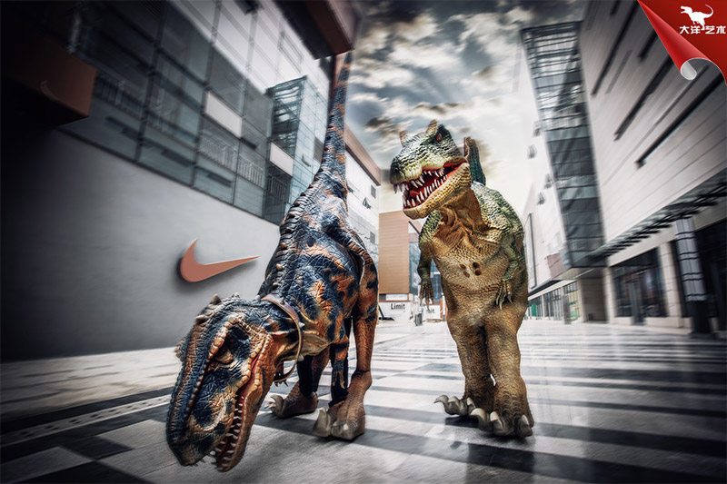 人穿恐龍衣服，人穿的恐龍服裝