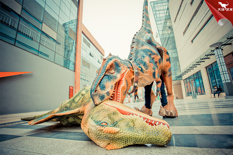 人穿恐龍衣服，人穿的恐龍服裝