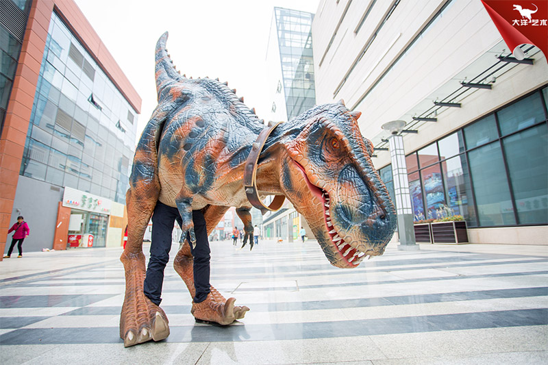 人穿恐龍衣服，人穿的恐龍服裝