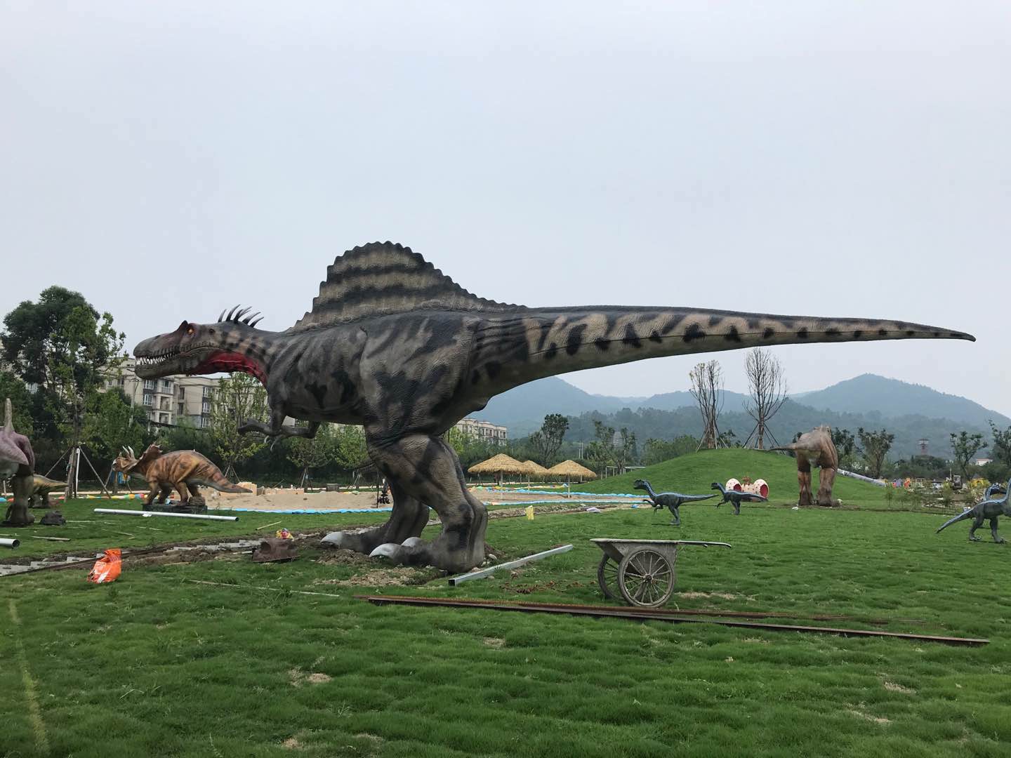 彭州科普展，仿真恐龍和仿真昆蟲安裝完成